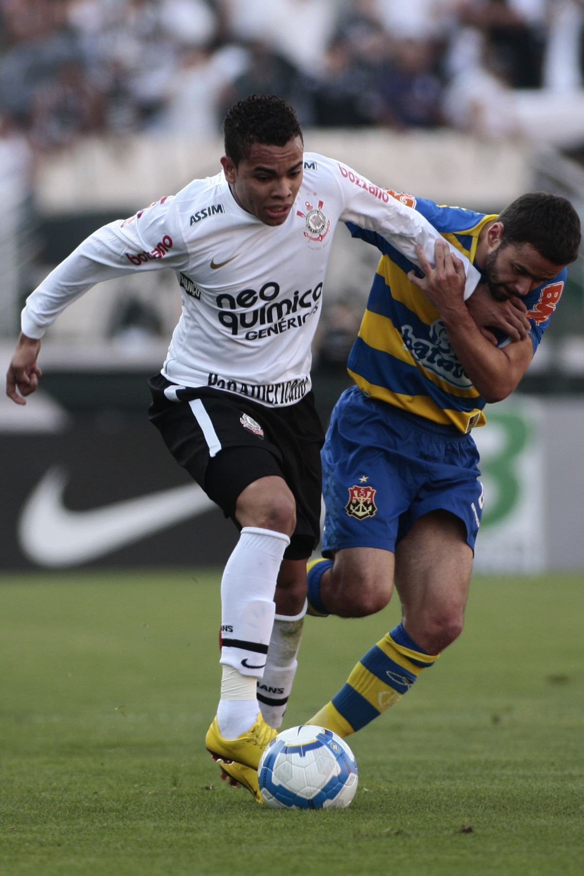 Dentinho do Corinthians disputa a bola com o jogador Juan do Flamengo em partida vlida pelo Campeonato Brasileiro realizado no Pacaembu