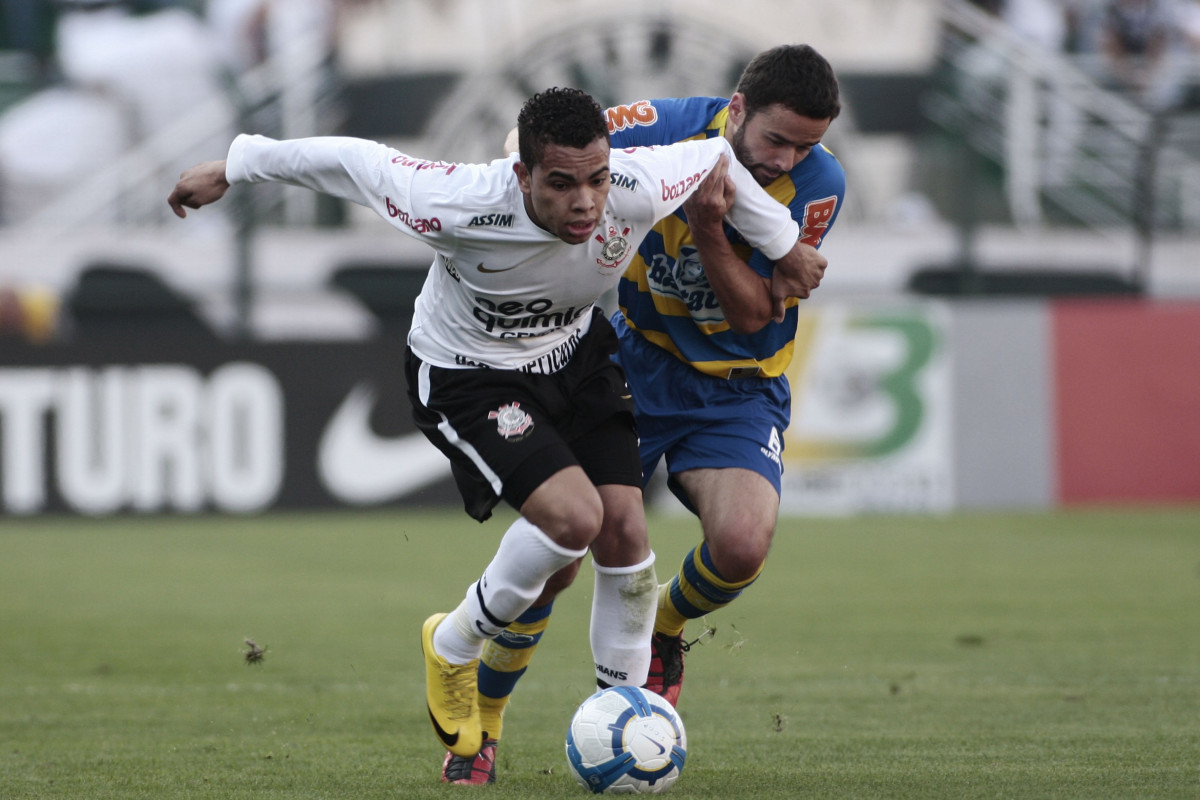 Dentinho do Corinthians disputa a bola com o jogador Juan do Flamengo em partida vlida pelo Campeonato Brasileiro realizado no Pacaembu