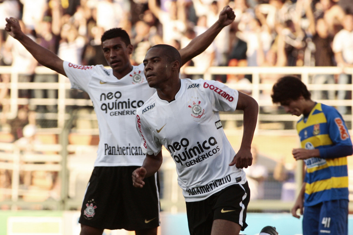 Elias do Corinthians comemora aps marca gol contra a equipe do Flamengo em partida vlida pelo Campeonato Brasileiro realizado no Pacaembu