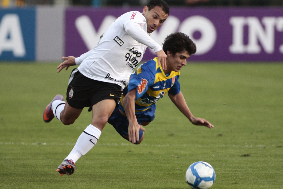 Iarley do Corinthians disputa a bola com o jogador Antnio do Flamengo em partida vlida pelo Campeonato Brasileiro realizado no Pacaembu