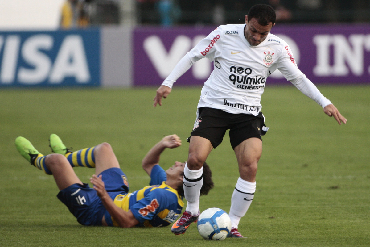 Iarley do Corinthians disputa a bola com o jogador Antnio do Flamengo em partida vlida pelo Campeonato Brasileiro realizado no Pacaembu