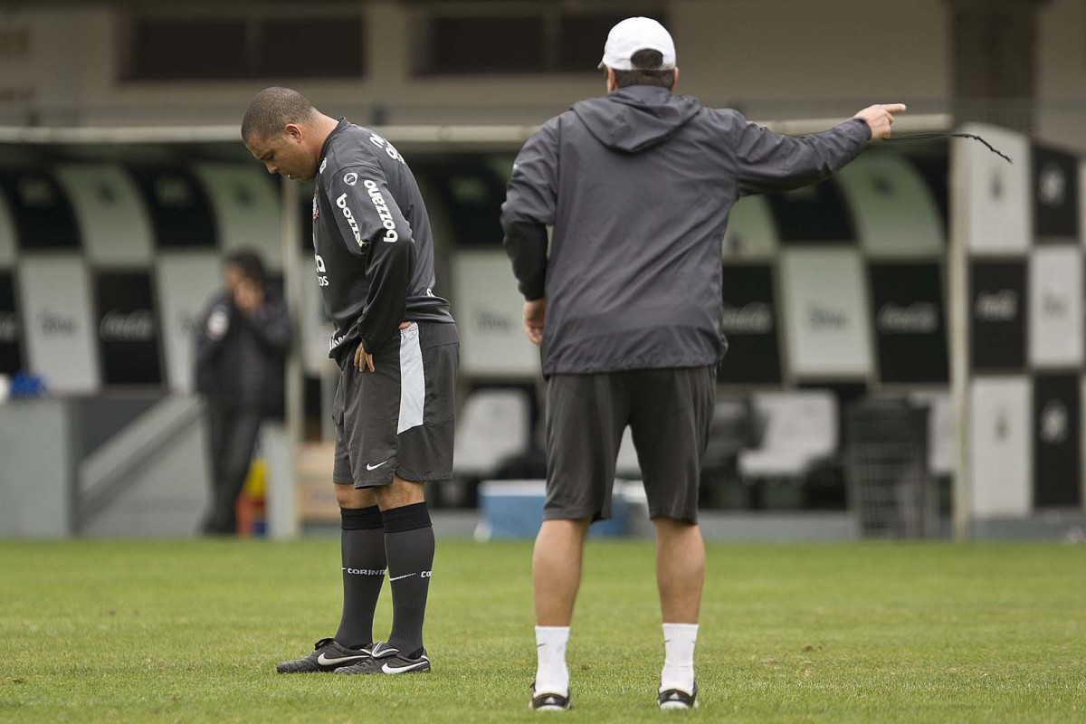 Ronaldo e Adilson Batista durante o treino do Corinthians, realizado esta manh no Parque So Jorge. O prximo jogo da equipe, ser domingo, dia 15/08/2010, contra o Ava, no estdio da Ressacada, em Florianopolis, pela 14. a rodada do Campeonato Brasileiro de 2010