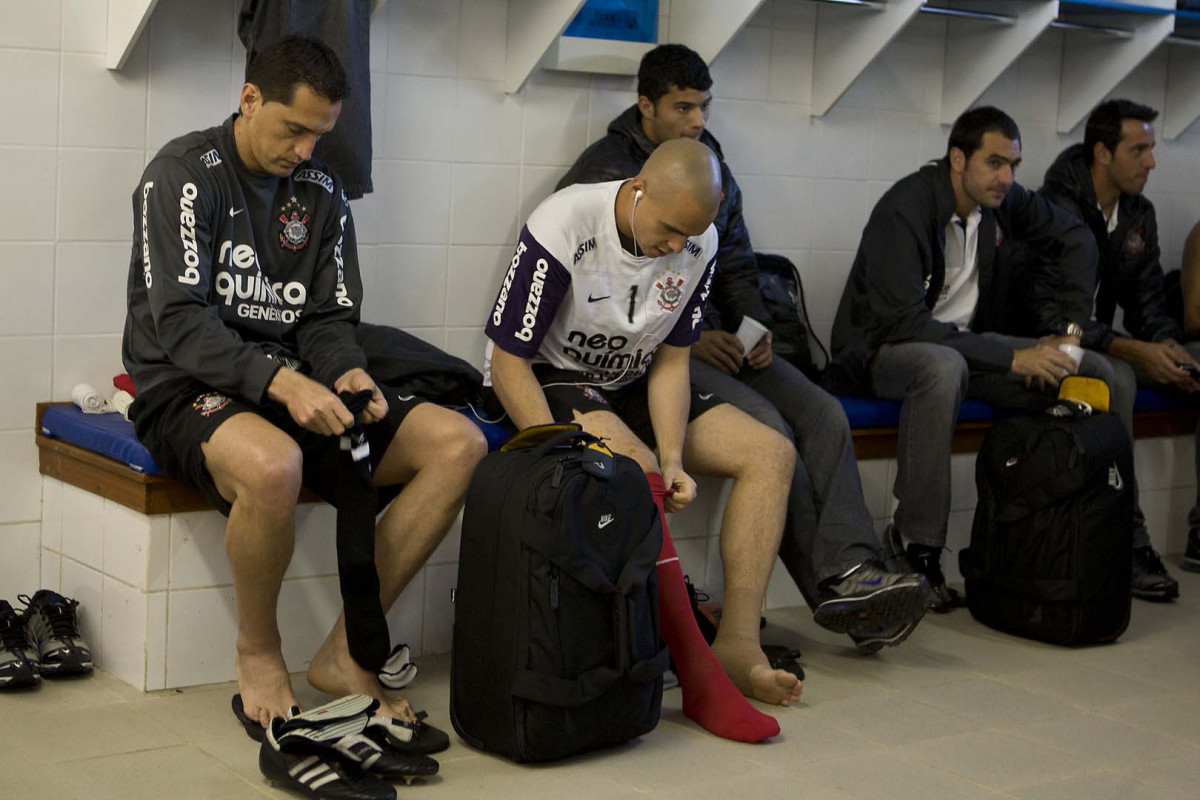 Aldo Bobadilha e Julio Cesar nos vestiários antes da partida entre Avaí x Corinthians, válida pela 14ª rodada do Campeonato Brasileiro de 2010, serie A, realizada esta tarde no estádio da Ressacada, em Florianopolis/SC
