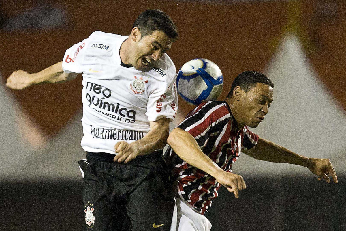 Durante a partida entre Corinthians x São Paulo, válida pela 15ª rodada do Campeonato Brasileiro de 2010, serie A, realizada esta tarde no estádio do Pacaembu, em São Paulo. São Paulo, Brasil