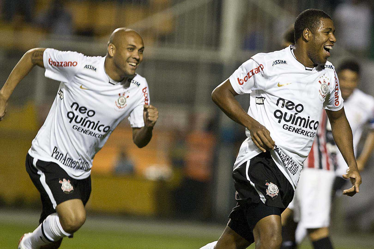 Durante a partida entre Corinthians x So Paulo, vlida pela 15 rodada do Campeonato Brasileiro de 2010, serie A, realizada esta tarde no estdio do Pacaembu, em So Paulo. So Paulo, Brasil