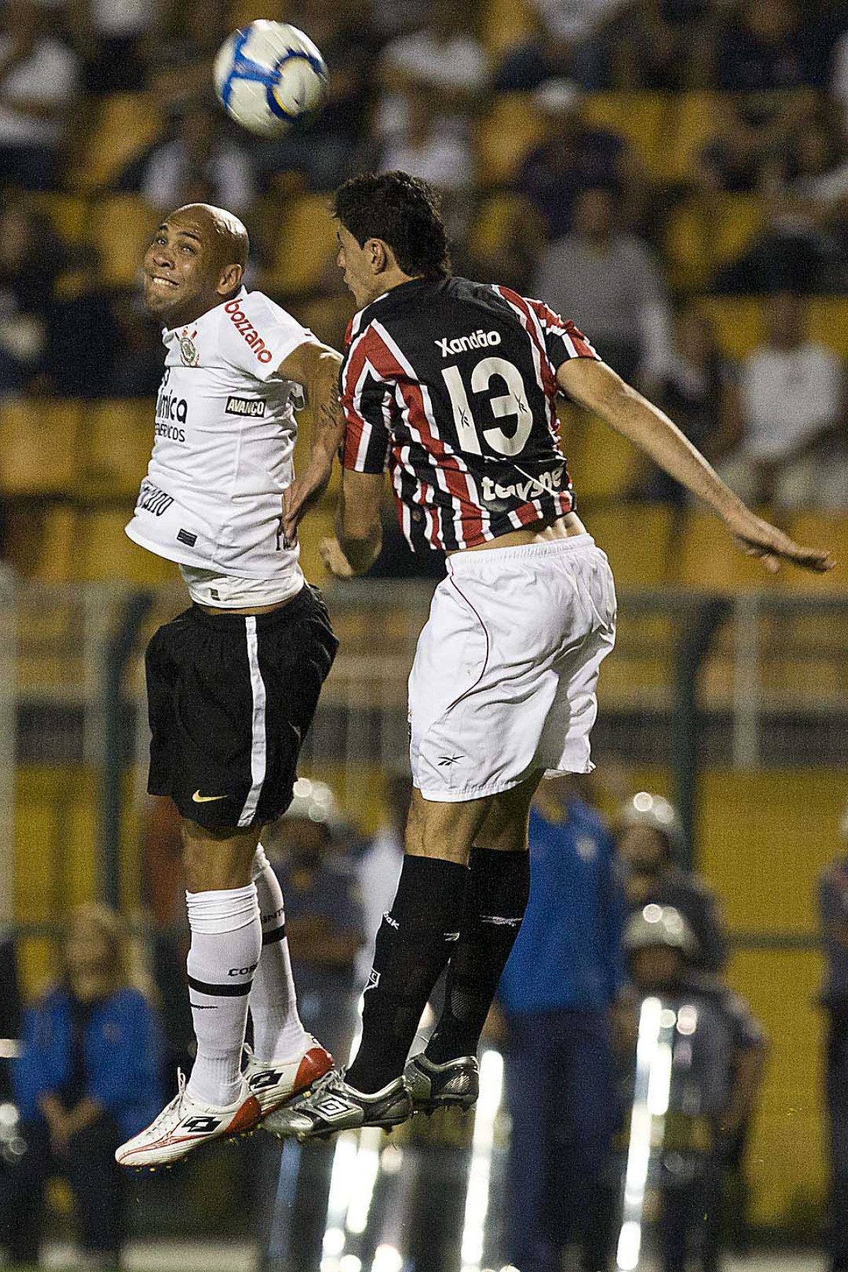 Durante a partida entre Corinthians x So Paulo, vlida pela 15 rodada do Campeonato Brasileiro de 2010, serie A, realizada esta tarde no estdio do Pacaembu, em So Paulo. So Paulo, Brasil