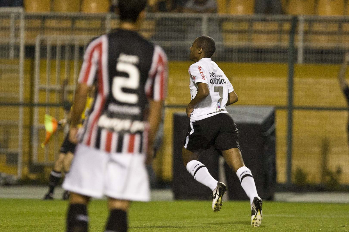 Elias comemora seu primeiro gol durante a partida entre Corinthians x So Paulo, vlida pela 15 rodada do Campeonato Brasileiro de 2010, serie A, realizada esta tarde no estdio do Pacaembu, em So Paulo. So Paulo, Brasil