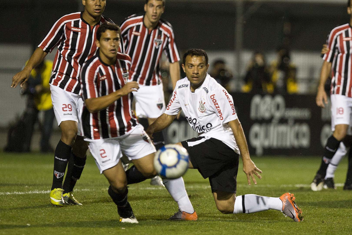 Jean e Iarley durante a partida entre Corinthians x So Paulo, vlida pela 15 rodada do Campeonato Brasileiro de 2010, serie A, realizada esta tarde no estdio do Pacaembu, em So Paulo. So Paulo, Brasil