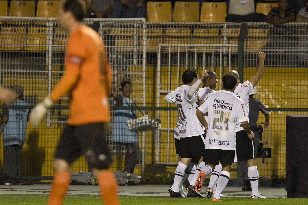 Jogadores comemoram primeiro gol durante a partida entre Corinthians x So Paulo, vlida pela 15 rodada do Campeonato Brasileiro de 2010, serie A, realizada esta tarde no estdio do Pacaembu, em So Paulo. So Paulo, Brasil