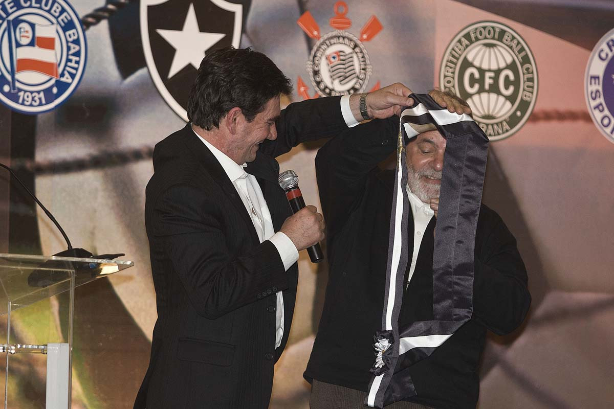 O presidente Luiz Inacio Lula da Silva recebeu esta noite homenagem do Corinthians no Parque So Jorge, como Torcedor do Centenario, e do Clube dos 13 como Chanceler do Futebol Brasileiro