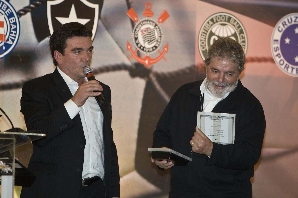 O presidente Luiz Inacio Lula da Silva recebeu esta noite homenagem do Corinthians no Parque So Jorge, como Torcedor do Centenario, e do Clube dos 13 como Chanceler do Futebol Brasileiro