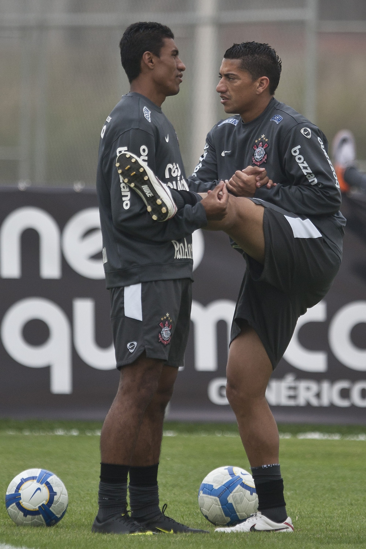 Paulinho e Ralf durante o treino do Corinthians, realizado esta tarde no CT Joaquim Grava, no Parque Ecolgico do Tiete. O prximo jogo da equipe, ser amanh, quarta-feira, dia 29/09, contra o Botafogo, no Pacaembu, pela 26. a rodada do Campeonato Brasileiro de 2010