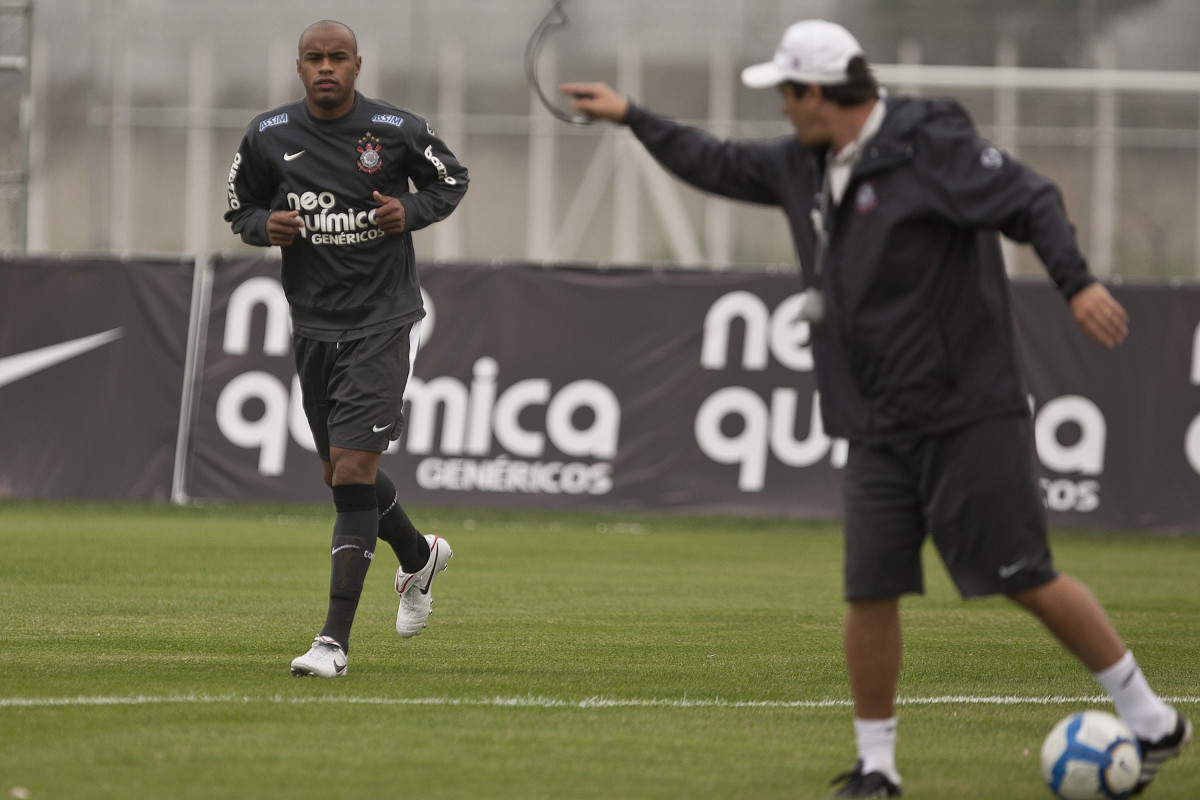 Thiago Heleno e Adilson Batista durante o treino do Corinthians, realizado esta tarde no CT Joaquim Grava, no Parque Ecolgico do Tiete. O prximo jogo da equipe, ser amanh, quarta-feira, dia 29/09, contra o Botafogo, no Pacaembu, pela 26. a rodada do Campeonato Brasileiro de 2010