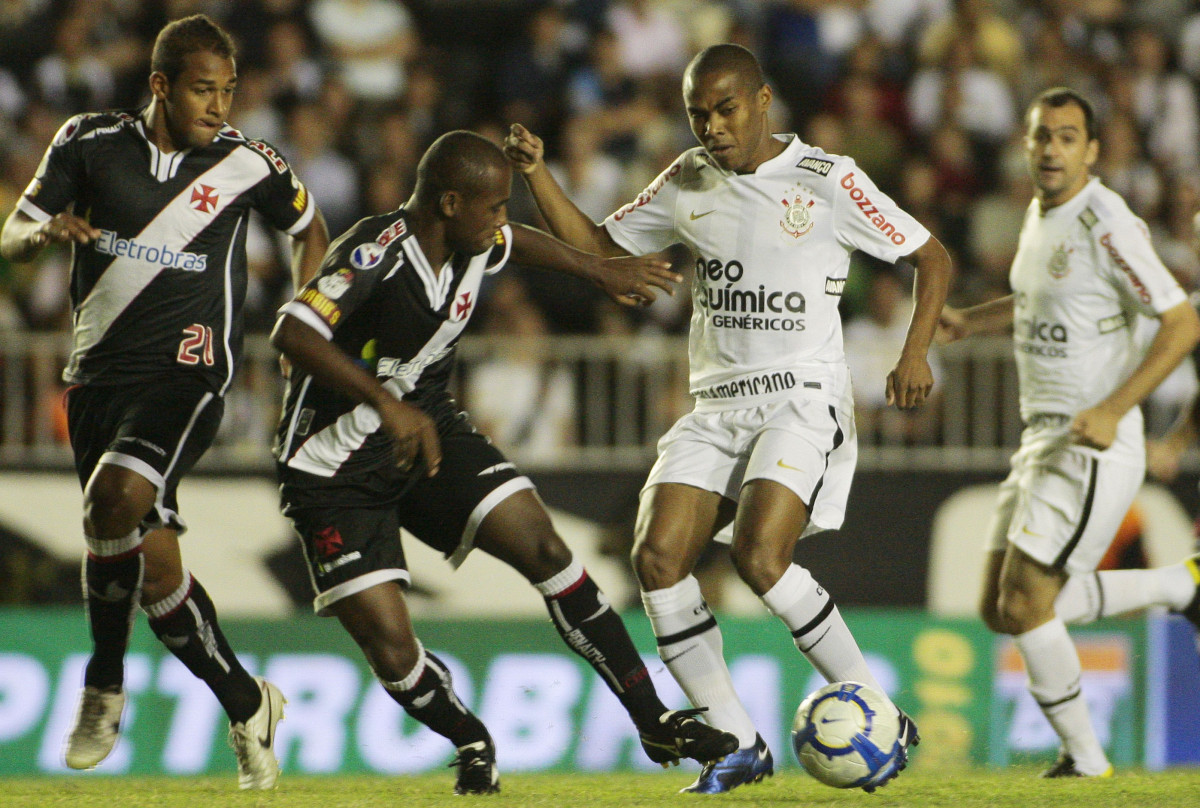 Elias do Corinthians disputa a bola com o jogador Jumar do Vasco durante partida vlida pelo Campeonato Brasileiro srie A realizado no estdio So Janurio