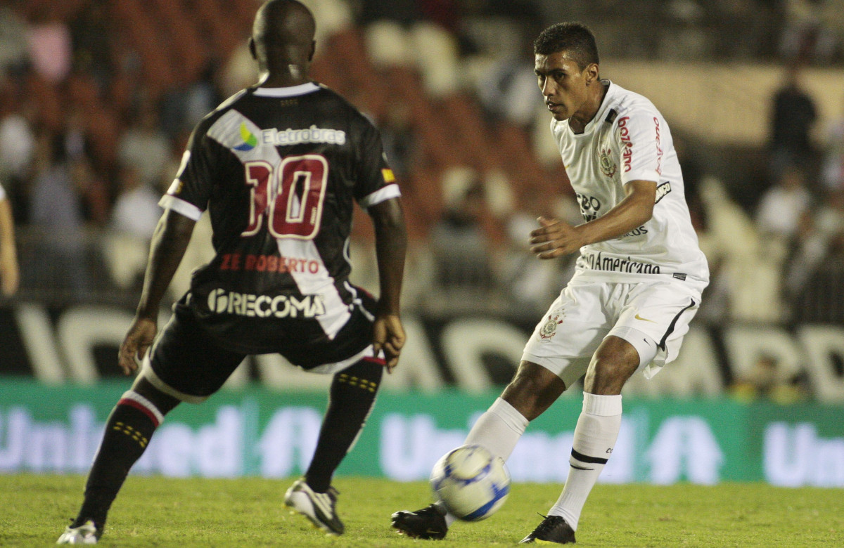 Paulinho do Corinthians disputa a bola com o jogador Z Roberto do Vasco durante partida vlida pelo Campeonato Brasileiro srie A realizado no estdio So Janurio