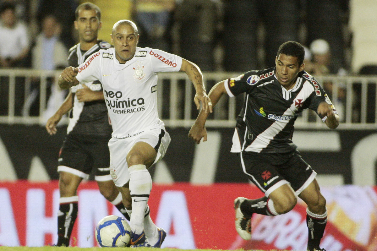 Roberto Carlos do Corinthians disputa a bola com o jogador Allan do Vasco durante partida vlida pelo Campeonato Brasileiro srie A realizado no estdio So Janurio