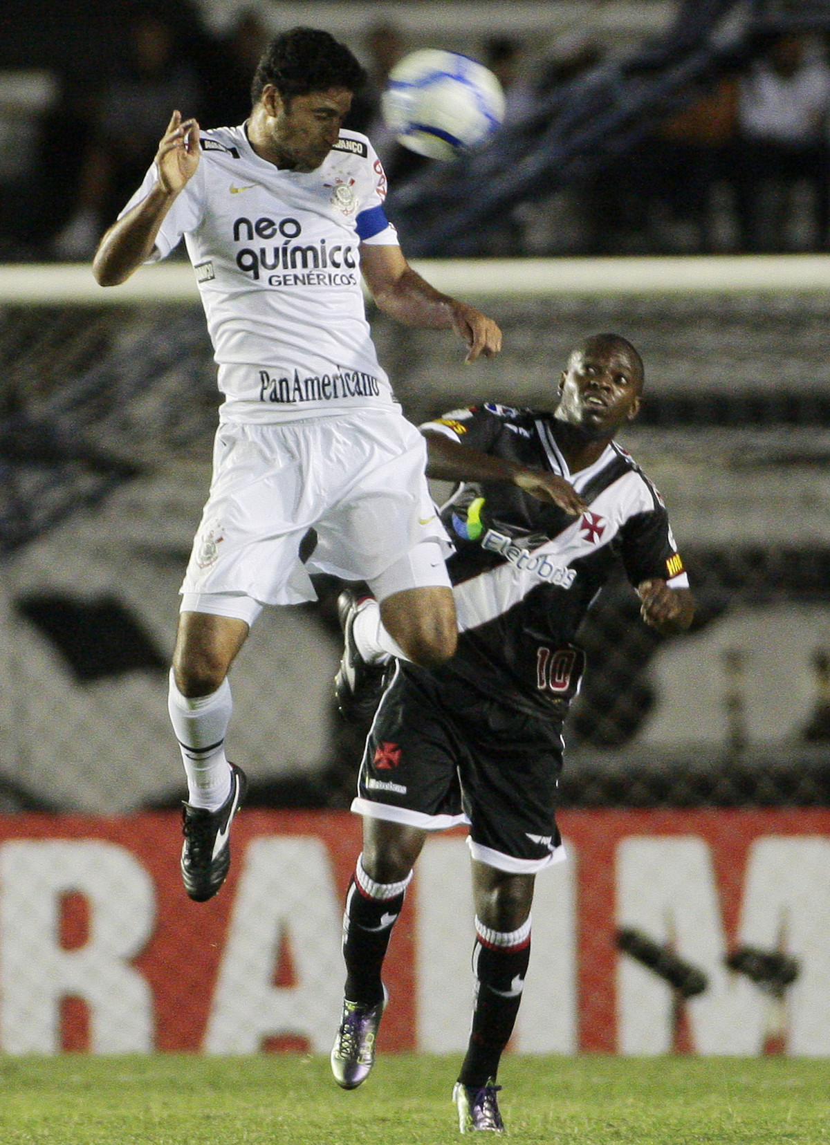 William do Corinthians disputa a bola com o jogador Ze Roberto do Vasco durante partida vlida pelo Campeonato Brasileiro srie A realizado no estdio So Janurio