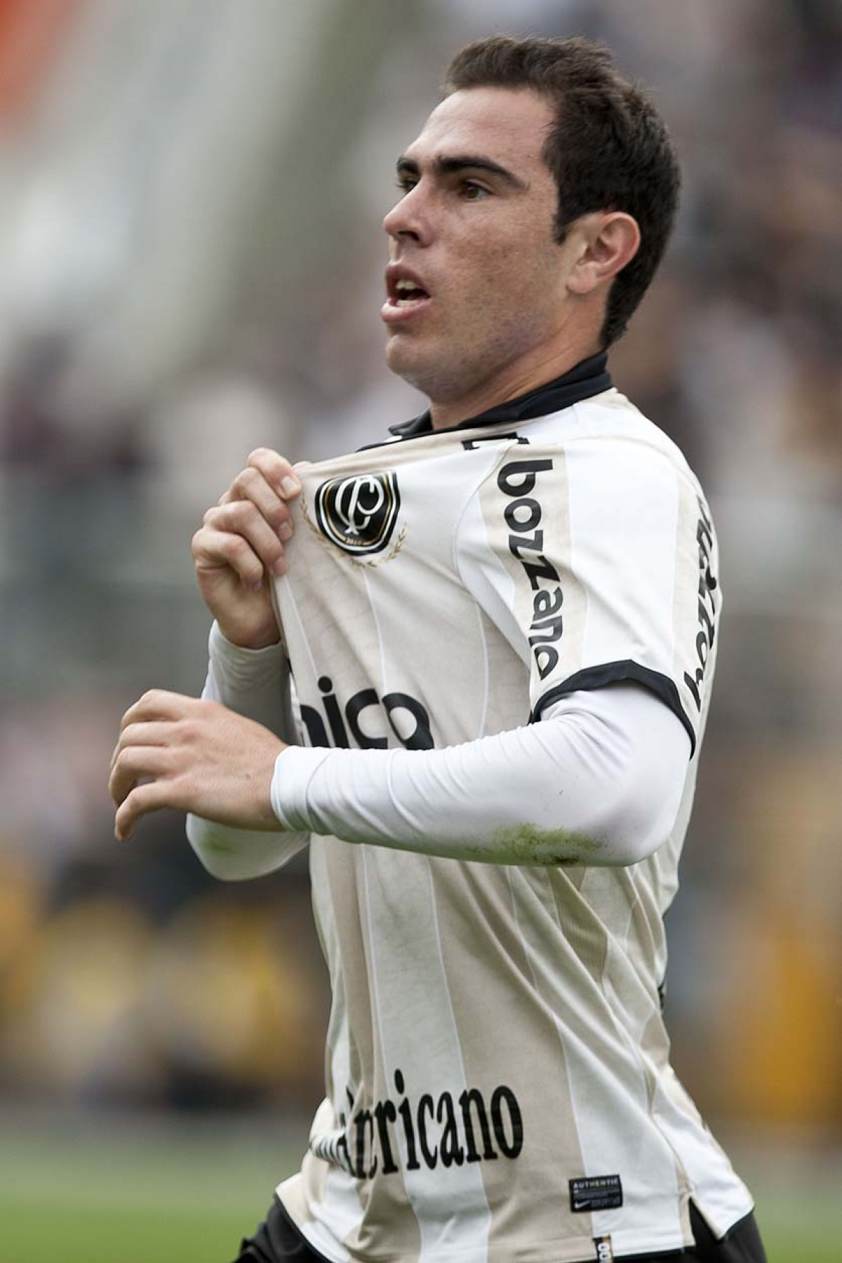 Bruno Cesar durante a partida entre Corinthians x Palmeiras, vlida pela 31 rodada do Campeonato Brasileiro de 2010, serie A, realizada esta tarde no estdio do Pacaembu