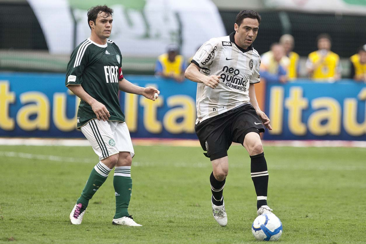 Kleber e Chico durante a partida entre Corinthians x Palmeiras, vlida pela 31 rodada do Campeonato Brasileiro de 2010, serie A, realizada esta tarde no estdio do Pacaembu