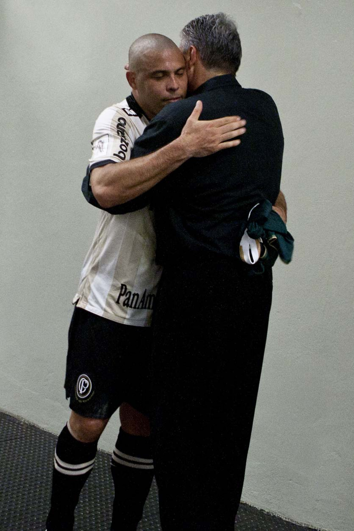 O tcnico Tite cumprimenra Ronaldo aps a partida entre Corinthians x Palmeiras, vlida pela 31 rodada do Campeonato Brasileiro de 2010, serie A, realizada esta tarde no estdio do Pacaembu