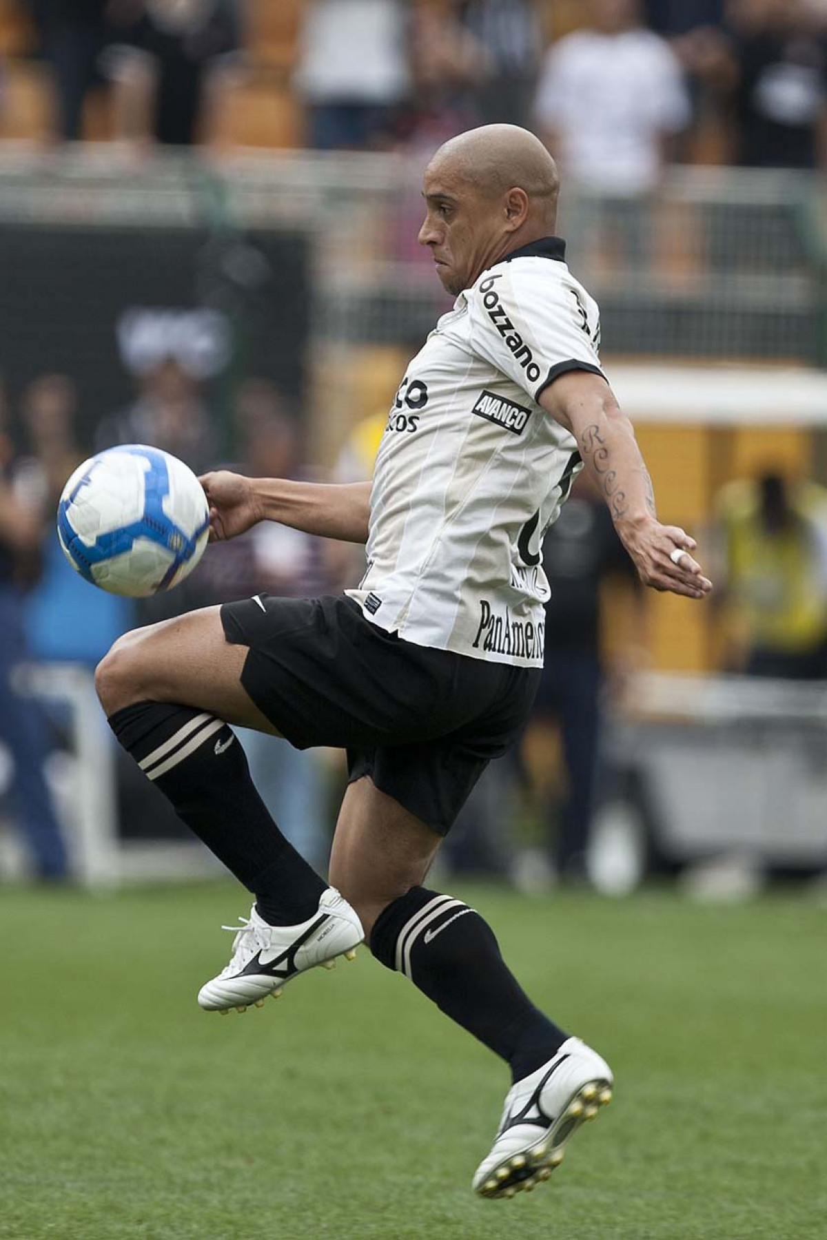 Roberto Carlos durante a partida entre Corinthians x Palmeiras, vlida pela 31 rodada do Campeonato Brasileiro de 2010, serie A, realizada esta tarde no estdio do Pacaembu