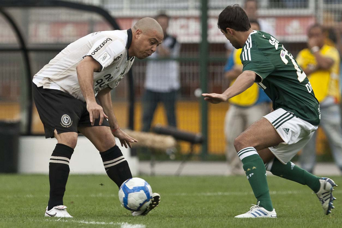 Ronaldo e Danilo durante a partida entre Corinthians x Palmeiras, vlida pela 31 rodada do Campeonato Brasileiro de 2010, serie A, realizada esta tarde no estdio do Pacaembu