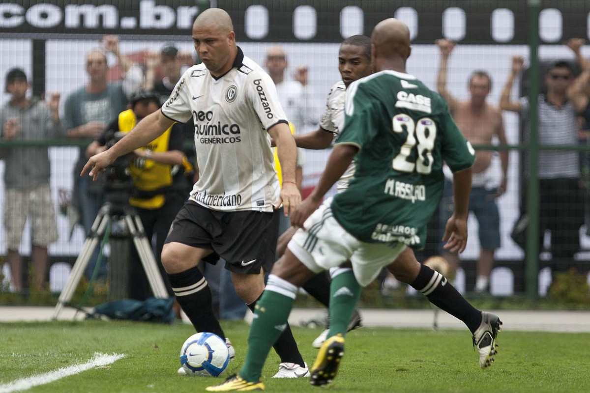 Ronaldo e Marcos Assuno durante a partida entre Corinthians x Palmeiras, vlida pela 31 rodada do Campeonato Brasileiro de 2010, serie A, realizada esta tarde no estdio do Pacaembu