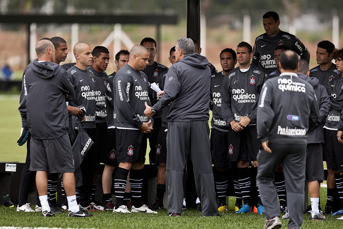 Tite reune os jogadores durante o treino do Corinthians, realizado esta tarde no CT Joaquim Grava no Parque Ecolgico. O prximo jogo da equipe ser amanh, quarta-feira, dia 27/10, contra o Flamengo no Engenho, pela 32. a rodada do Campeonato Brasileiro de 2010