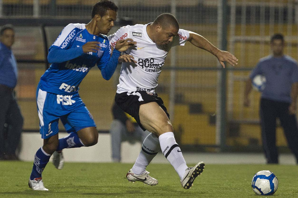 Bruno Silva e Ronaldo durante a partida entre Corinthians x Ava, vlida pela 33 rodada do Campeonato Brasileiro de 2010, serie A, realizada esta noite no estdio do Pacaembu/SP