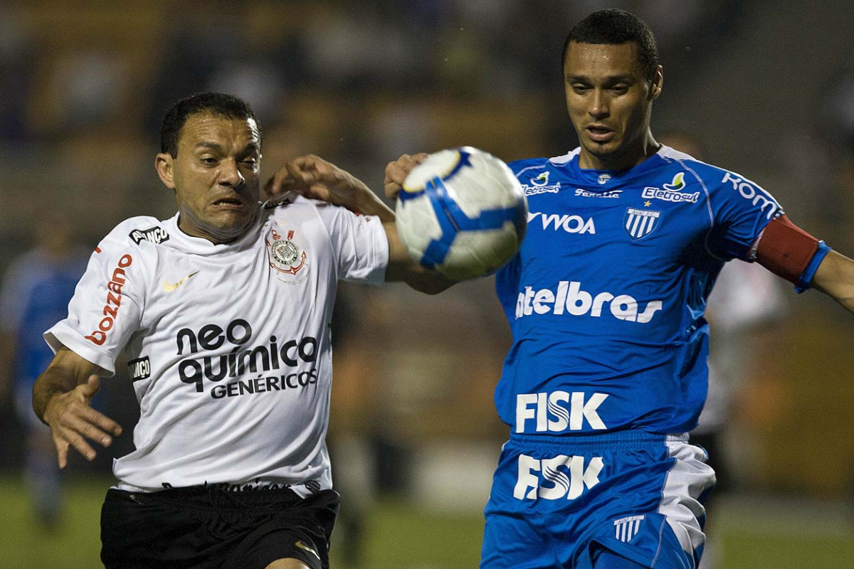 Iarley e Emerson durante a partida entre Corinthians x Ava, vlida pela 33 rodada do Campeonato Brasileiro de 2010, serie A, realizada esta noite no estdio do Pacaembu/SP