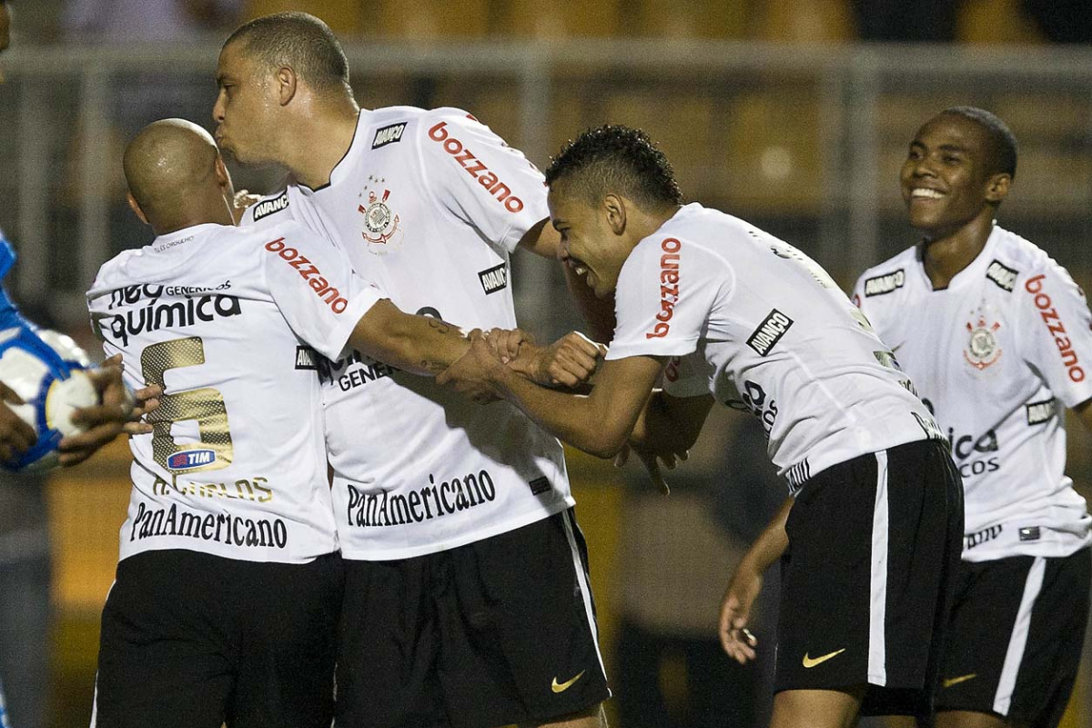 Ronaldo beija c careca de Roberto Carlos comemorando seu primeiro gol durante a partida entre Corinthians x Ava, vlida pela 33 rodada do Campeonato Brasileiro de 2010, serie A, realizada esta noite no estdio do Pacaembu/SP