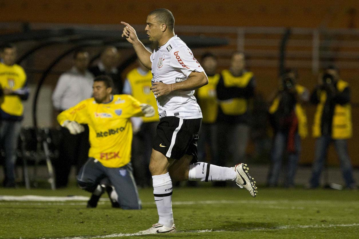 Ronaldo comemora seu gol de penalti durante a partida entre Corinthians x Ava, vlida pela 33 rodada do Campeonato Brasileiro de 2010, serie A, realizada esta noite no estdio do Pacaembu/SP