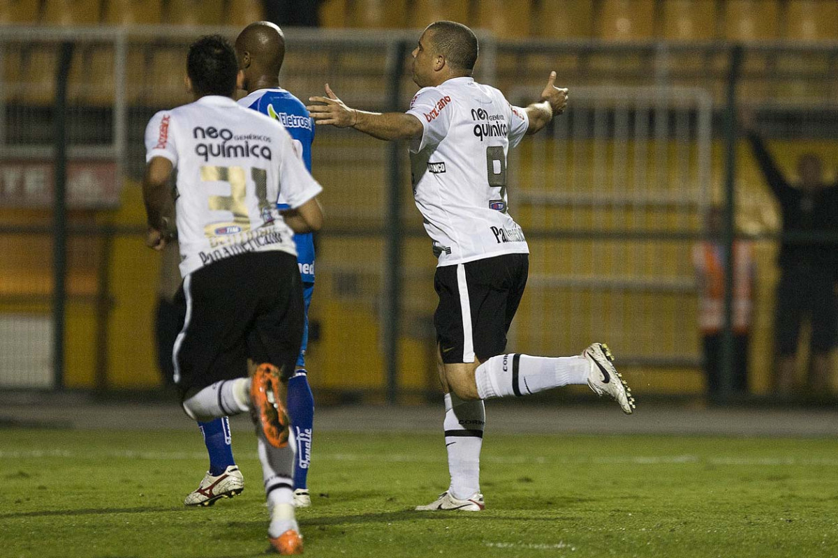Ronaldo comemora seu primeiro gol durante a partida entre Corinthians x Ava, vlida pela 33 rodada do Campeonato Brasileiro de 2010, serie A, realizada esta noite no estdio do Pacaembu/SP