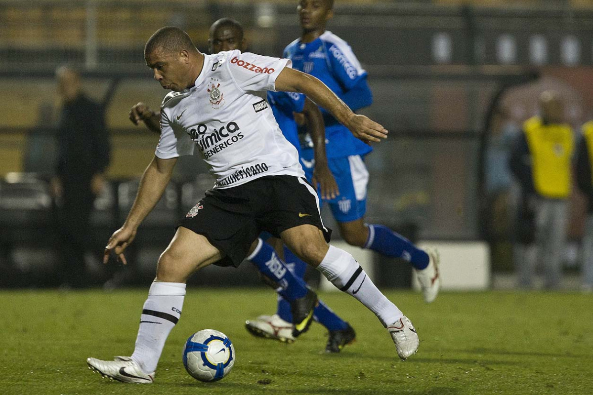Ronaldo durante a partida entre Corinthians x Ava, vlida pela 33 rodada do Campeonato Brasileiro de 2010, serie A, realizada esta noite no estdio do Pacaembu/SP