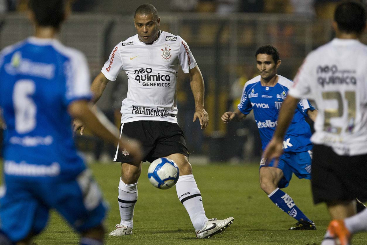 Ronaldo e Caio durante a partida entre Corinthians x Ava, vlida pela 33 rodada do Campeonato Brasileiro de 2010, serie A, realizada esta noite no estdio do Pacaembu/SP