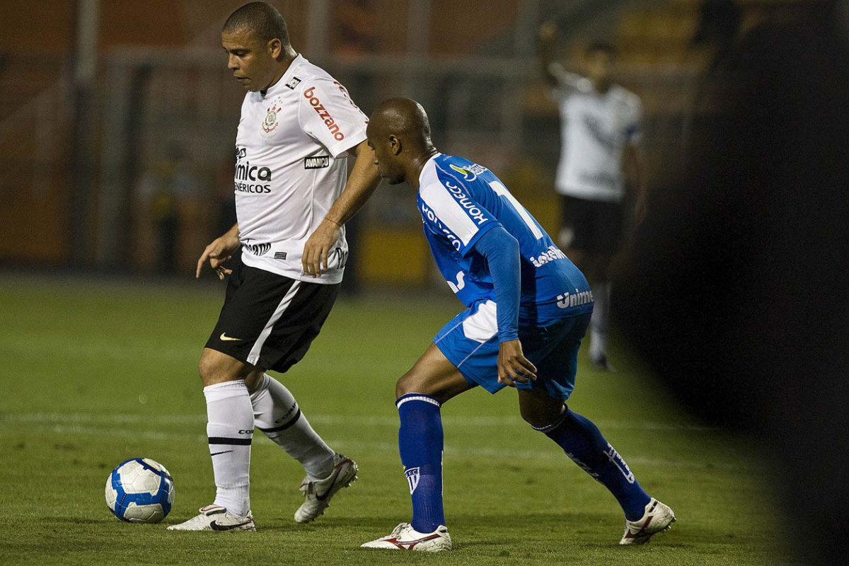 Ronaldo e Diogo Orlando durante a partida entre Corinthians x Ava, vlida pela 33 rodada do Campeonato Brasileiro de 2010, serie A, realizada esta noite no estdio do Pacaembu/SP