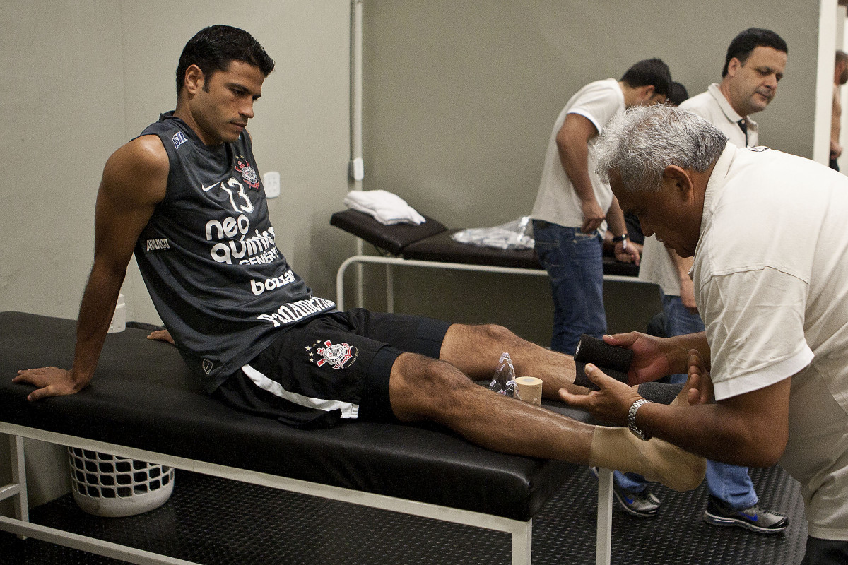William coloca protecao nos pes com o enfermeiro Cear nos vestirios antes da partida entre Corinthians x Ava, vlida pela 33 rodada do Campeonato Brasileiro de 2010, serie A, realizada esta noite no estdio do Pacaembu/SP