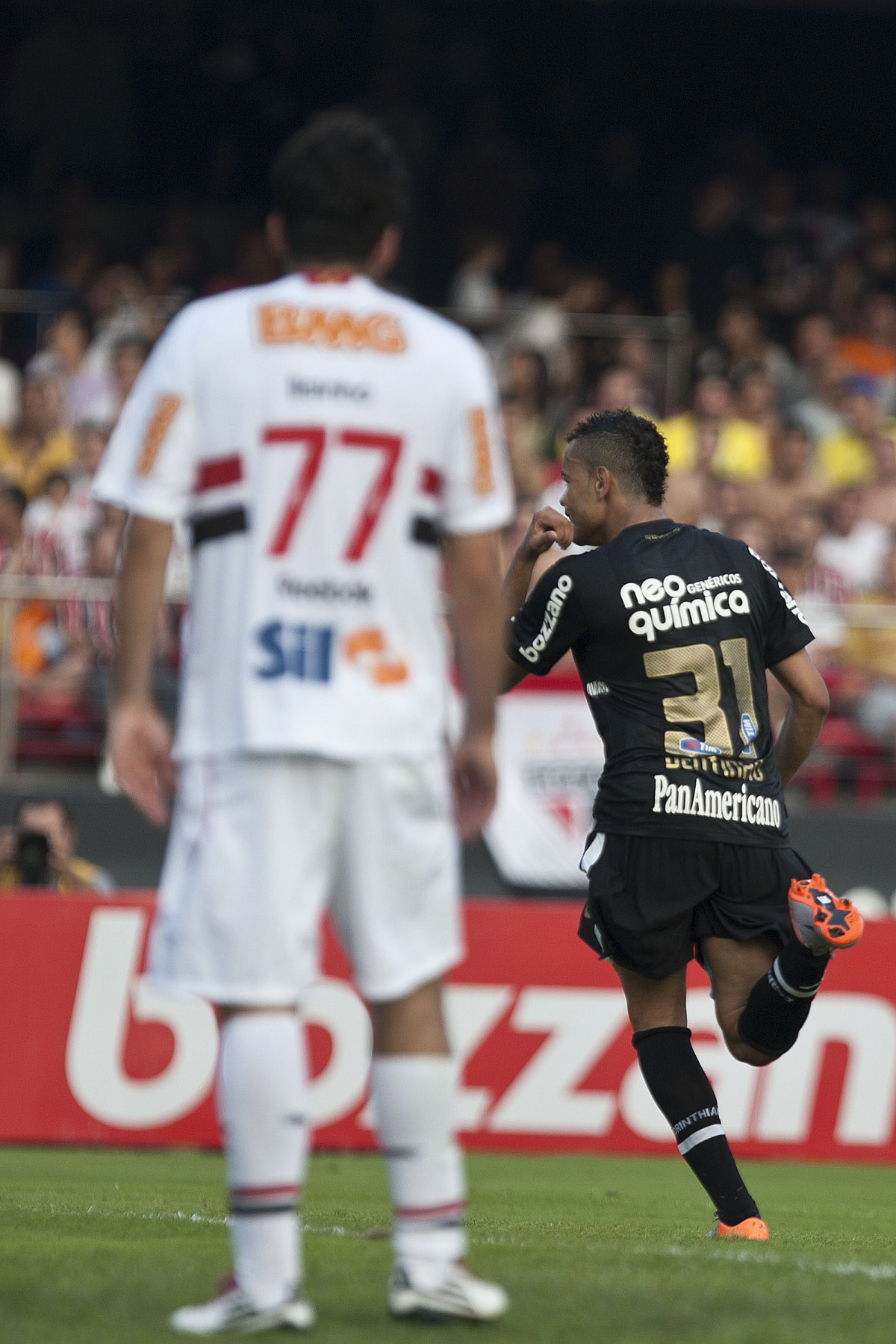 Dentinho comemora seu gol o segundo do Corinthians durante a partida entre So Paulo x Corinthians, vlida pela 34 rodada do Campeonato Brasileiro de 2010, serie A, realizada esta tarde no estdio do Morumbi/SP