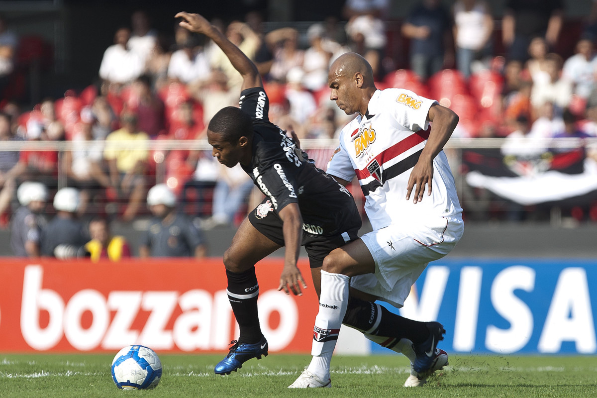 Elias e Alex Silva durante a partida entre So Paulo x Corinthians, vlida pela 34 rodada do Campeonato Brasileiro de 2010, serie A, realizada esta tarde no estdio do Morumbi/SP