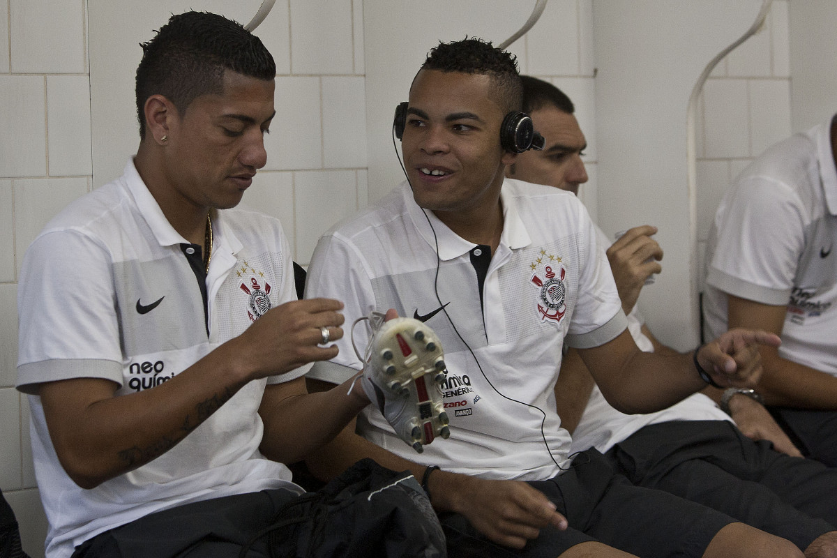 Ralf e Dentinho nos vestirios antes da partida entre So Paulo x Corinthians, vlida pela 34 rodada do Campeonato Brasileiro de 2010, serie A, realizada esta tarde no estdio do Morumbi/SP