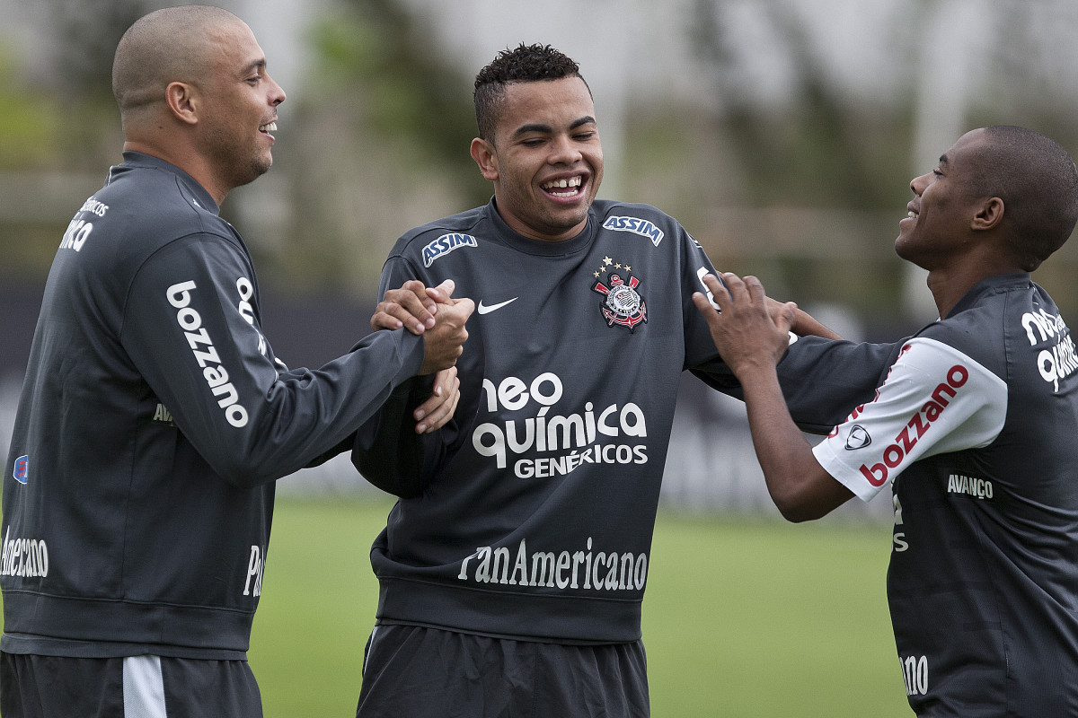Ronaldo, Dentinho e Elias durante treino do Corinthians em 2010