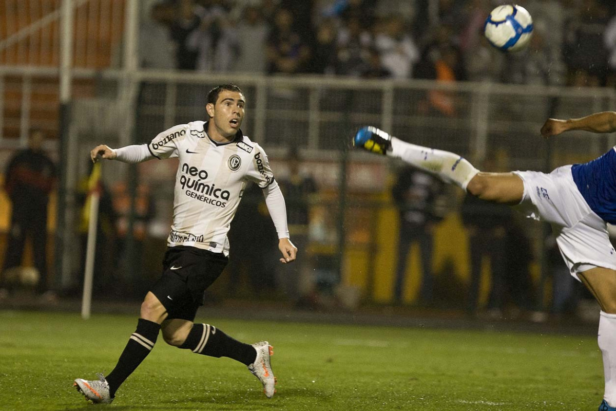 Bruno Cesar durante a partida entre Corinthians x Cruzeiro, vlida pela 35 rodada do Campeonato Brasileiro de 2010, serie A, realizada esta noite no estdio do Pacaembui/SP