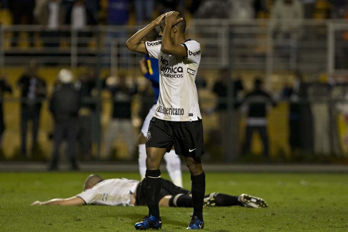 Elias comemora o penalti em Ronaldo durante a partida entre Corinthians x Cruzeiro, vlida pela 35 rodada do Campeonato Brasileiro de 2010, serie A, realizada esta noite no estdio do Pacaembui/SP