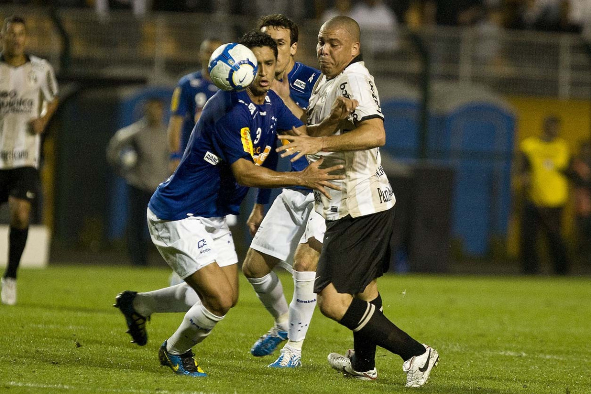 Leo e Ronaldo durante a partida entre Corinthians x Cruzeiro, vlida pela 35 rodada do Campeonato Brasileiro de 2010, serie A, realizada esta noite no estdio do Pacaembui/SP