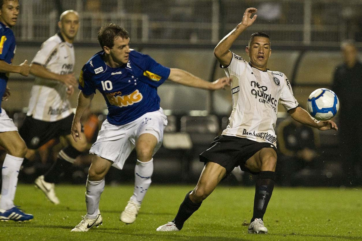 Montillo e Ralf durante a partida entre Corinthians x Cruzeiro, vlida pela 35 rodada do Campeonato Brasileiro de 2010, serie A, realizada esta noite no estdio do Pacaembui/SP