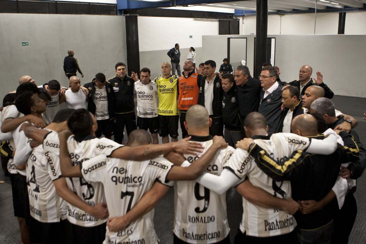 Reuniao nos vestirios aps a partida entre Corinthians x Cruzeiro, vlida pela 35 rodada do Campeonato Brasileiro de 2010, serie A, realizada esta noite no estdio do Pacaembui/SP