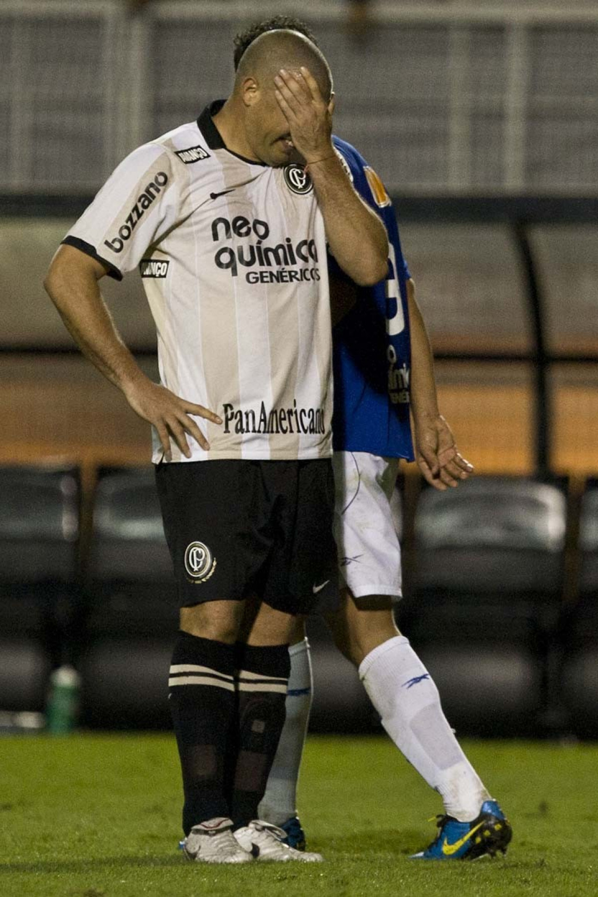 Ronaldo durante a partida entre Corinthians x Cruzeiro, vlida pela 35 rodada do Campeonato Brasileiro de 2010, serie A, realizada esta noite no estdio do Pacaembui/SP