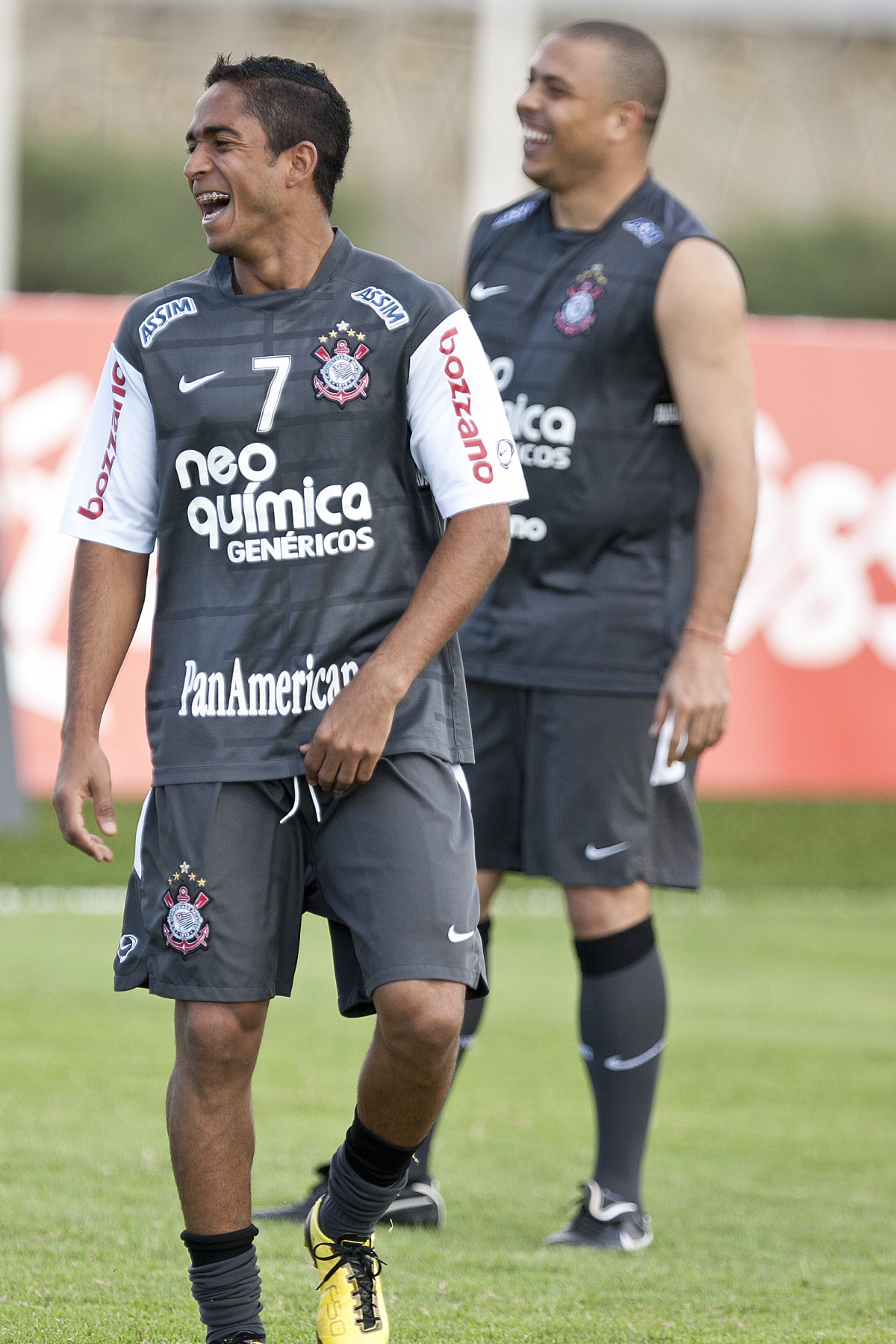 Jorge Henrique e Ronaldo durante o treino do Corinthians realizado esta tarde no CT Joaquim Grava, no Parque Ecolgico do Tiete. O prximo jogo da equipe ser domingo, dia 21/11, contra o Vitoria/BA, pela 36. a rodada do Campeonato Brasileiro de 2010
