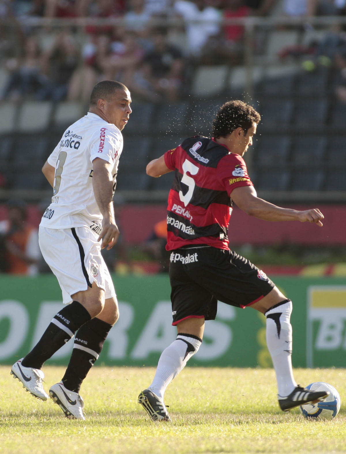 Ronaldo do Corinthians disputa a bola com o jogador Neto Coruja do Vitoria durante partida vlida pelo Campeonato Brasileiro realizado no estdio do Barrado