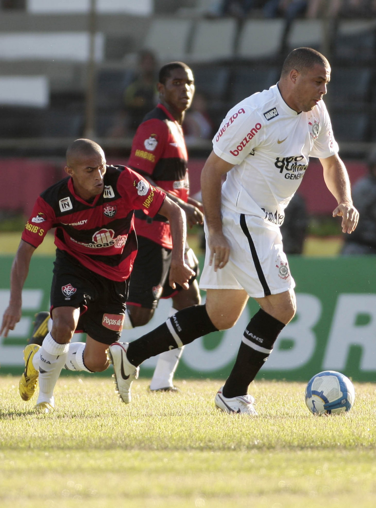 Ronaldo do Corinthians disputa a bola com o jogador Nino Paraba do Vitoria durante partida vlida pelo Campeonato Brasileiro realizado no estdio do Barrado